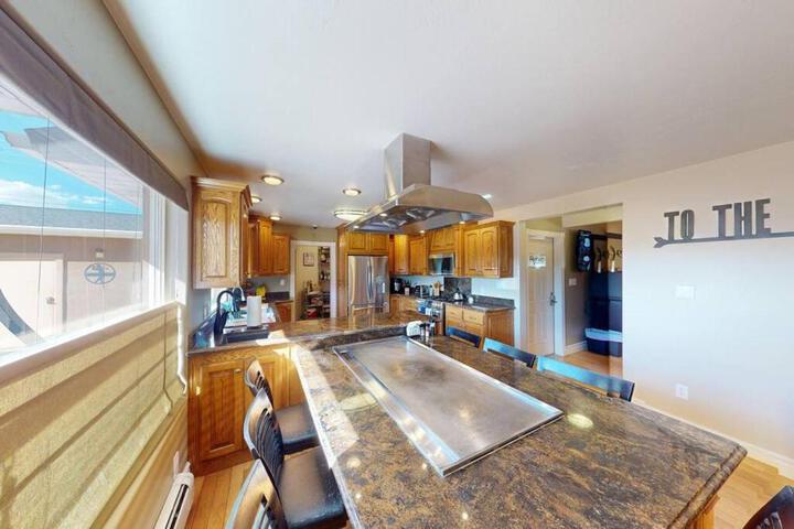 Tacit Shadow Resort Aviator Queen Suite Gym, Coffee Bar, Hot-Tub, Free Laundry, Food Available