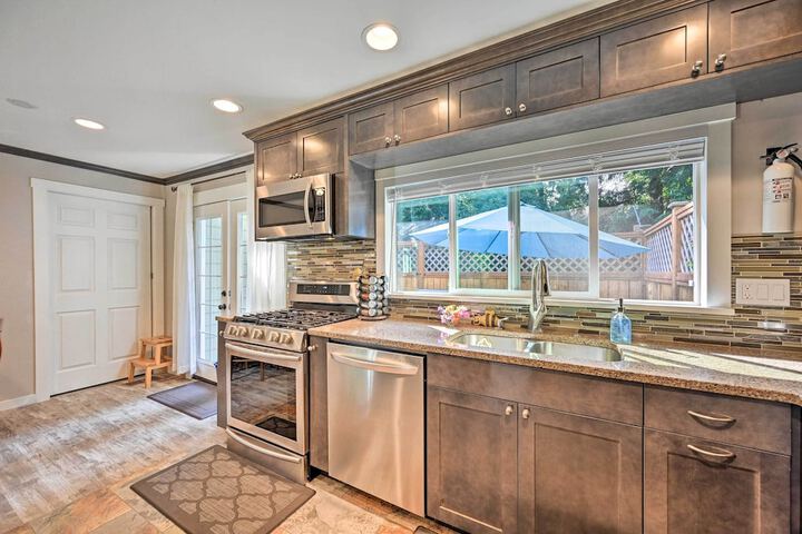 Family-friendly Kirkland Home 1 Mi to Downtown