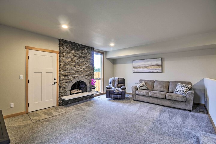 Luxurious Tacoma Retreat w / Quartz Countertops!