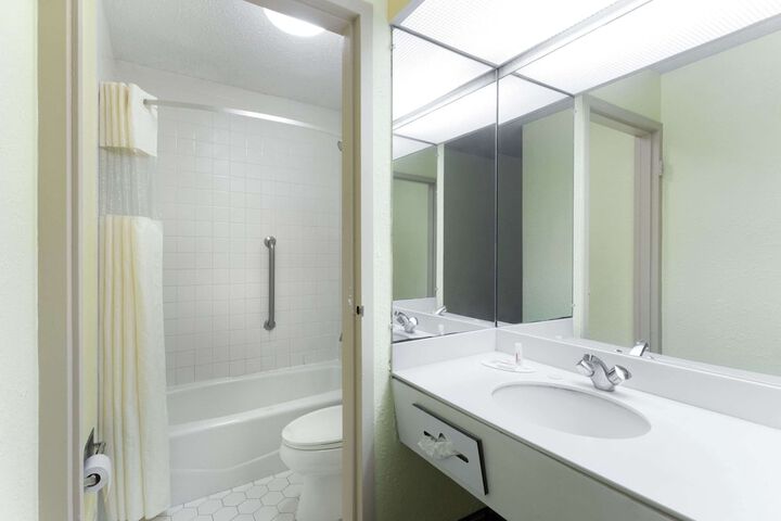 Room 6 of 14