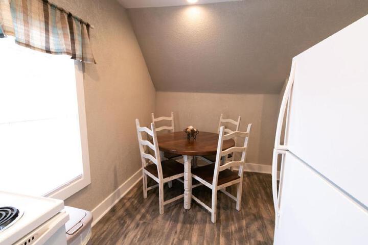 Spacious Rustic Downtown Market St. 1 Bedroom Apt Sleeps Up to 5, Steps to Honeywell & Eagles Theatre