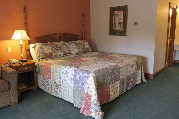 Room 10 of 28