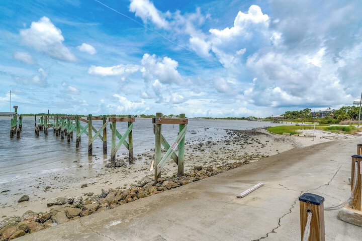 Steps to Beach: Waterfront Cedar Key Home!