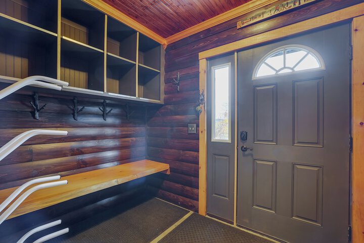 Ski-in / ski-out w/ Sauna in Jay Ski Peak Resort!