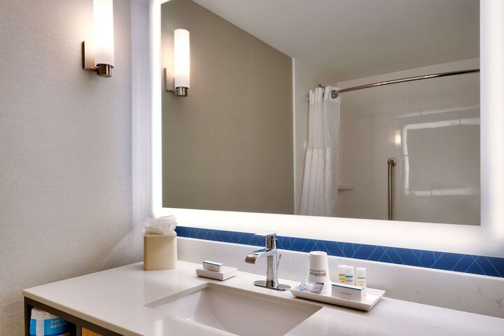 Room 32 of 46
