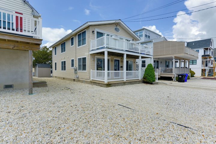 Avalon Vacation Rental w / Porch & Grill!