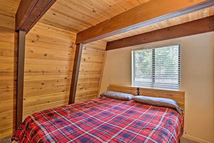 Chester Cabin w / Deck - Walk to Lake + Golfing!