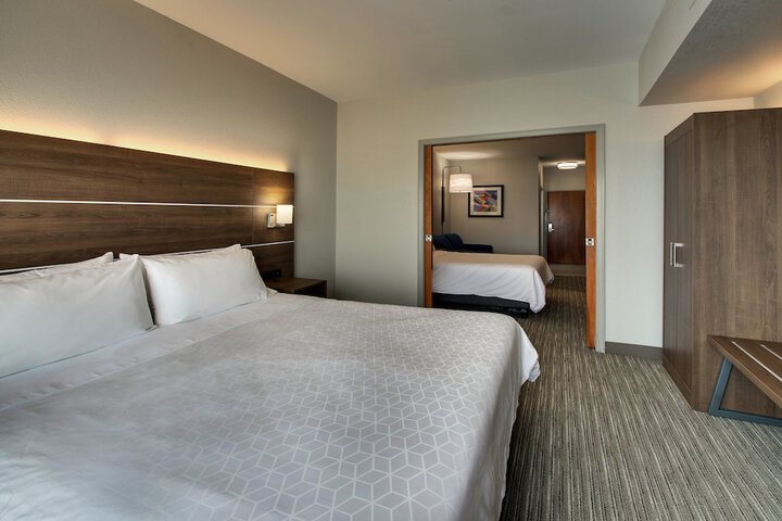 Holiday Inn Express & Suites Waukegan by IHG