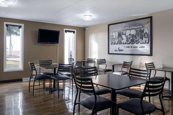 Super 8 by Wyndham Owatonna