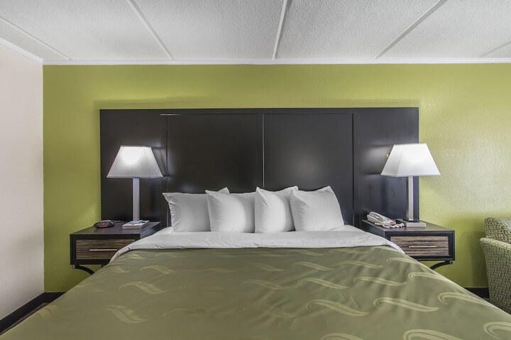 Room 17 of 33