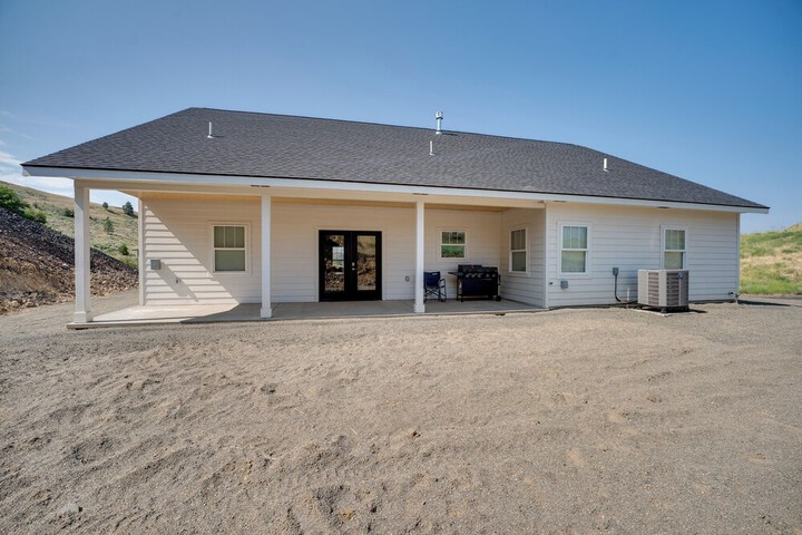Lake Roosevelt Getaway w / Lake + Mountain Views!