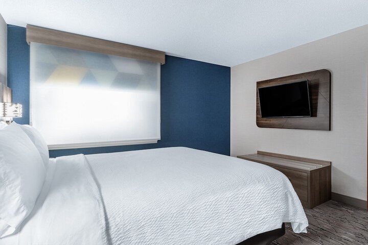 Holiday Inn Express & Suites Vadnais Heights by IHG