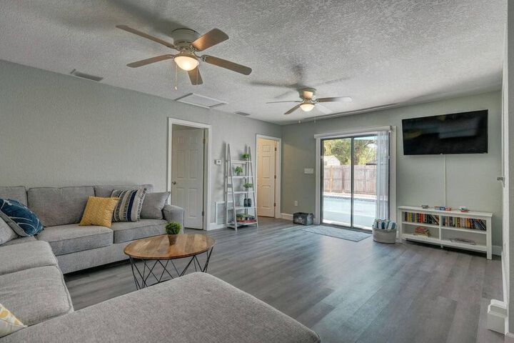 Heated Pool Close to St. Pete Tampa Pet Friendly