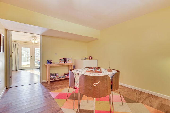 Family Home w / Game Room & Decks in Etlan!