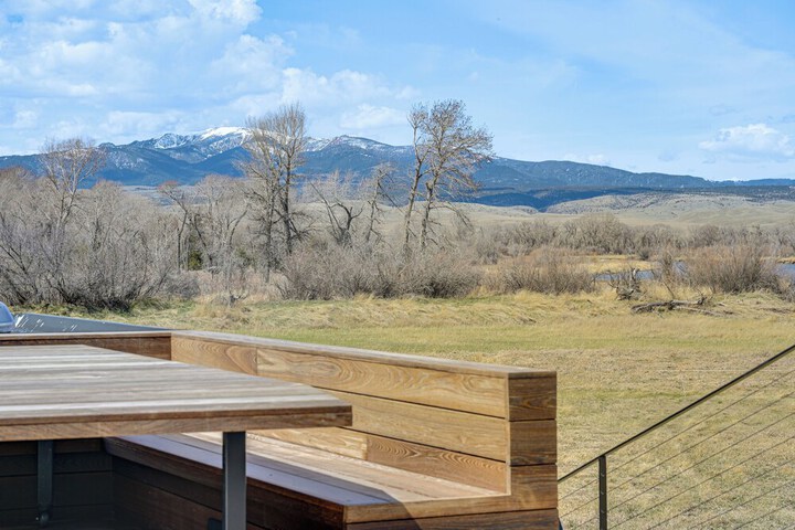 Riverfront Montana Retreat - Deck Fire Pit & Pond