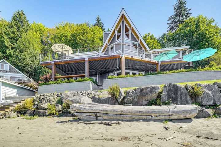 Bayfront Home w / Private Beach in Poulsbo!