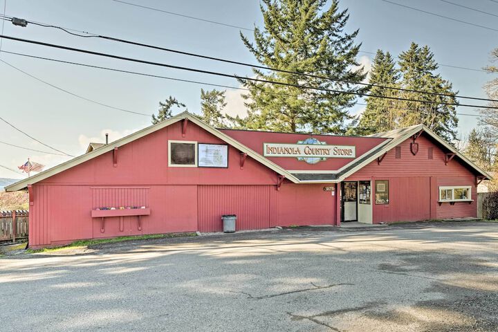Charming Indianola Home: Walk to Town!