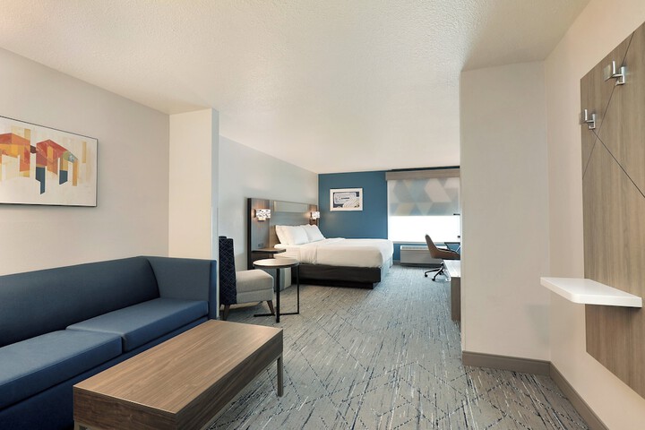 Holiday Inn Express & Suites New Berlin by IHG