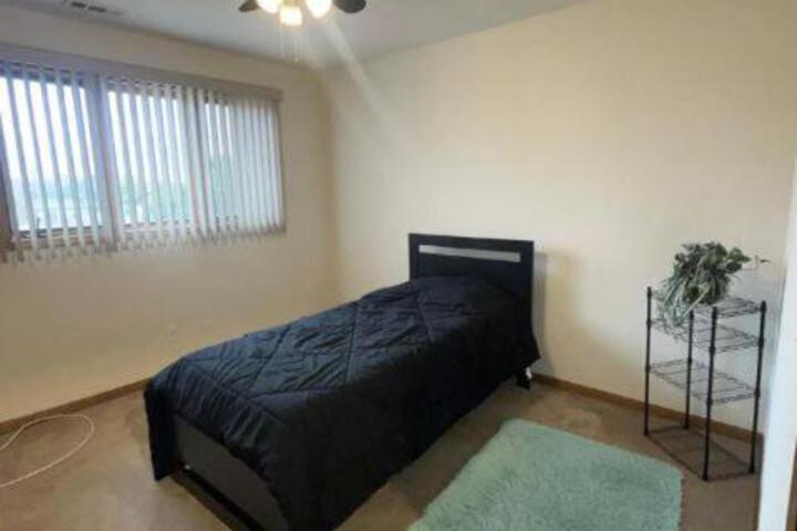 3BR-2BA Deluxe Apartment with Fireplace and Balcony