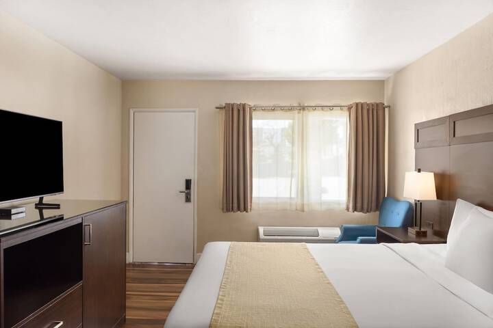 Travelodge by Wyndham Everett City Center