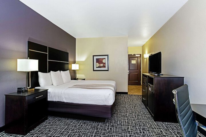 Room 25 of 40