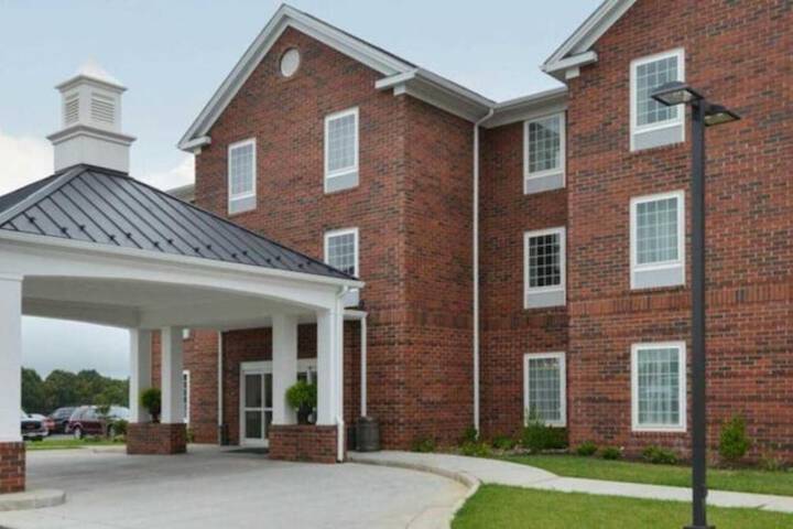 Appomattox Inn and Suites