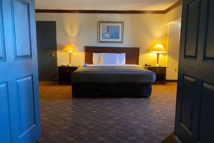 Suite 4 of 5