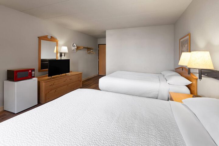 Shell Lake Lodge a Travelodge by Wyndham