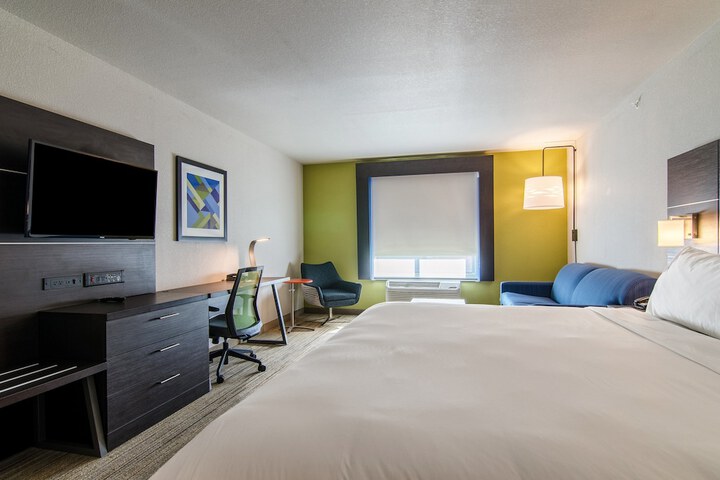 Holiday Inn Express & Suites Atchison by IHG