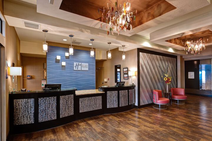 Holiday Inn Express & Suites Wichita Northwest by IHG
