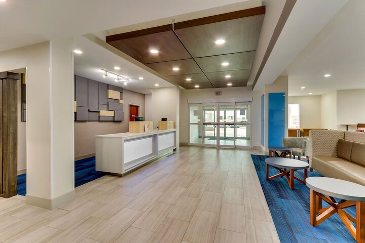 Holiday Inn Express & Suites Waxahachie by IHG