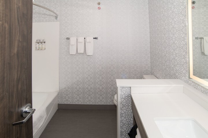 Holiday Inn Express and Suites Moose Jaw by IHG
