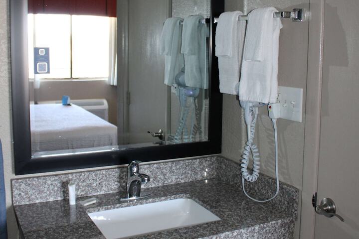 Days Inn & Suites by Wyndham Springfield on I-44