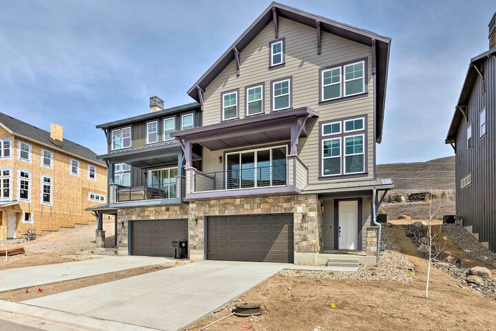 Inviting Hideout Townhome w / Balcony & Lake Views!