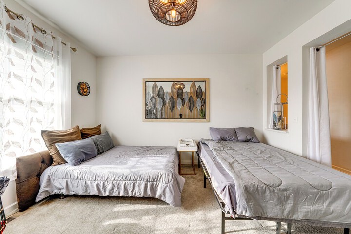 Spacious Waterfront Yorkville Getaway w / Yard