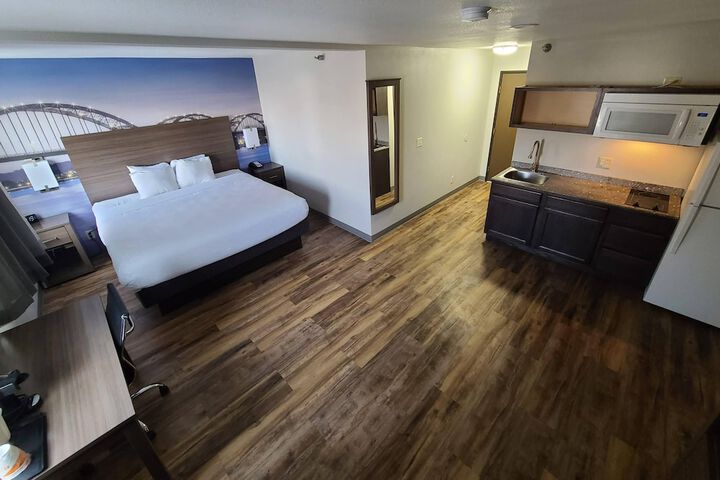 Clarion Pointe Bettendorf - Quad Cities