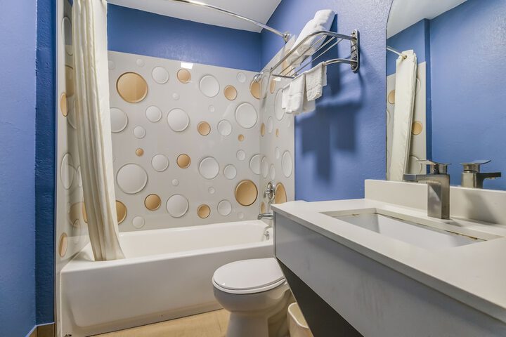 Room 9 of 18