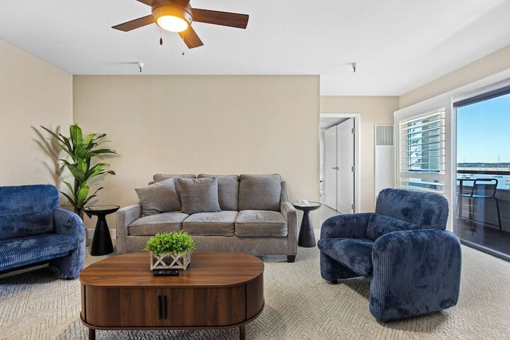 456 Embarcadero Inn & Suites