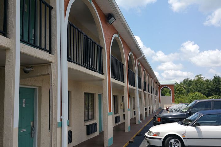 Shining Light Inn & Suites