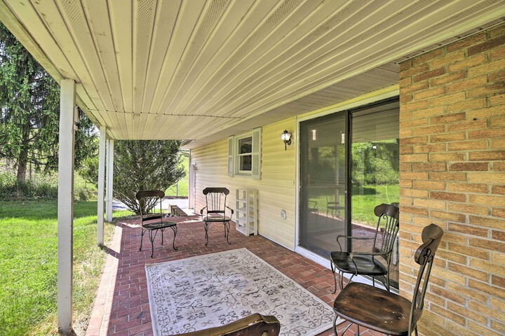 Bluefield Retreat w / Pool Table: Near Parks!