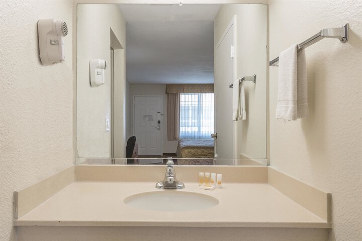 Room 17 of 34