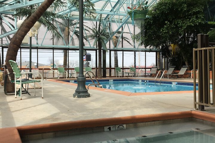 Wildwood Inn Tropical Dome & Theme Suites