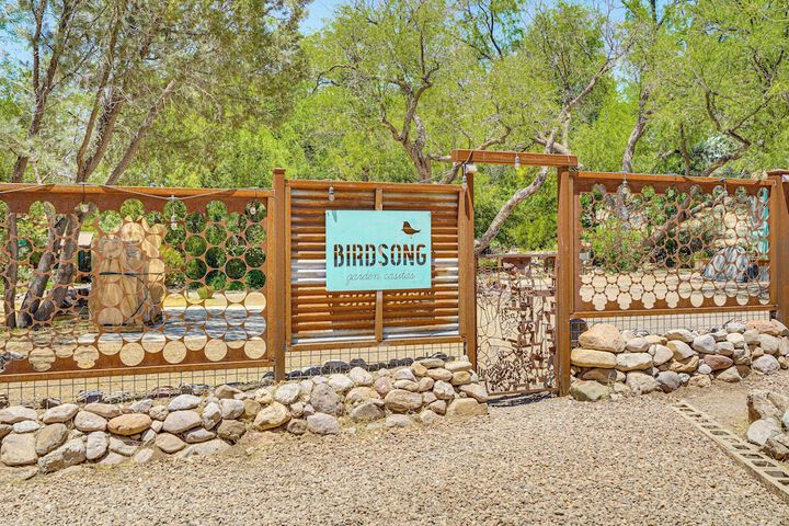 Vibrant casa Paloma w / Patio - Near Vineyards!