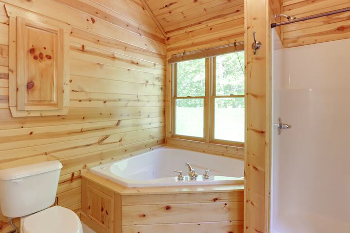 Private Ellijay Cabin w / Hot Tub & Amenities!