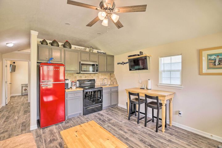 Lakefront Cabin w / Access to 2 Paddleboats!