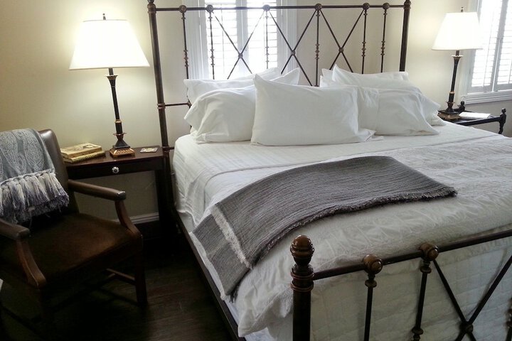 Room 11 of 28