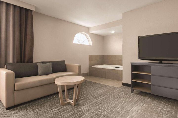 Country Inn & Suites by Radisson Dubuque, IA