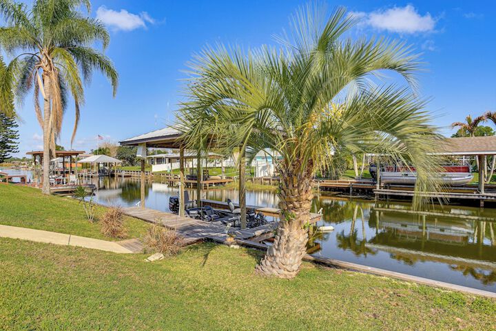 Waterfront Lake Placid Escape w / Dock & Lanai
