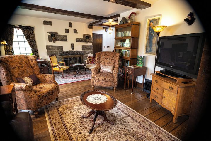 Castle on Glen - 3 Bedroom Home