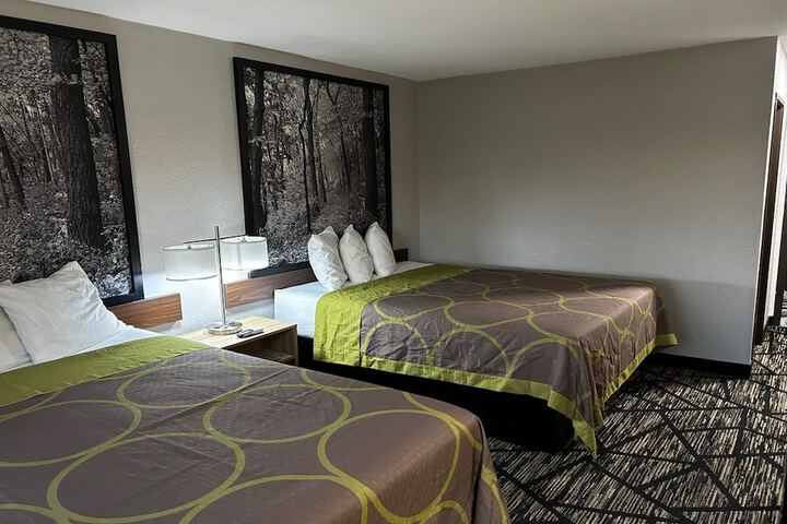 Super 8 by Wyndham Pella